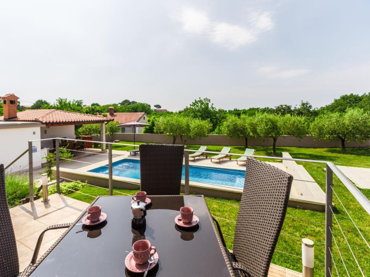 Villa Viktoria Poll&Garden View Kaštelir Екстериор снимка