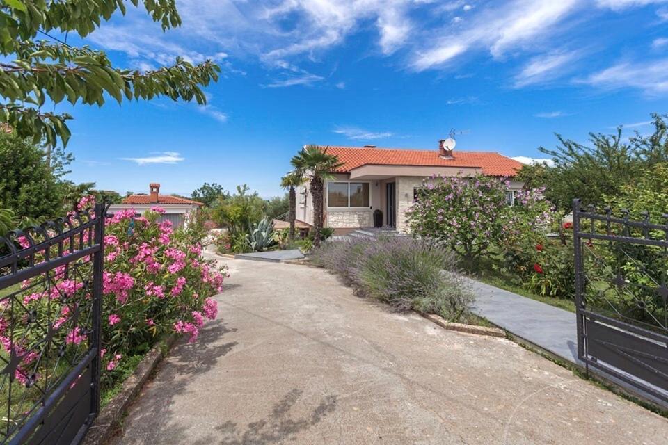 Villa Viktoria Poll&Garden View Kaštelir Екстериор снимка