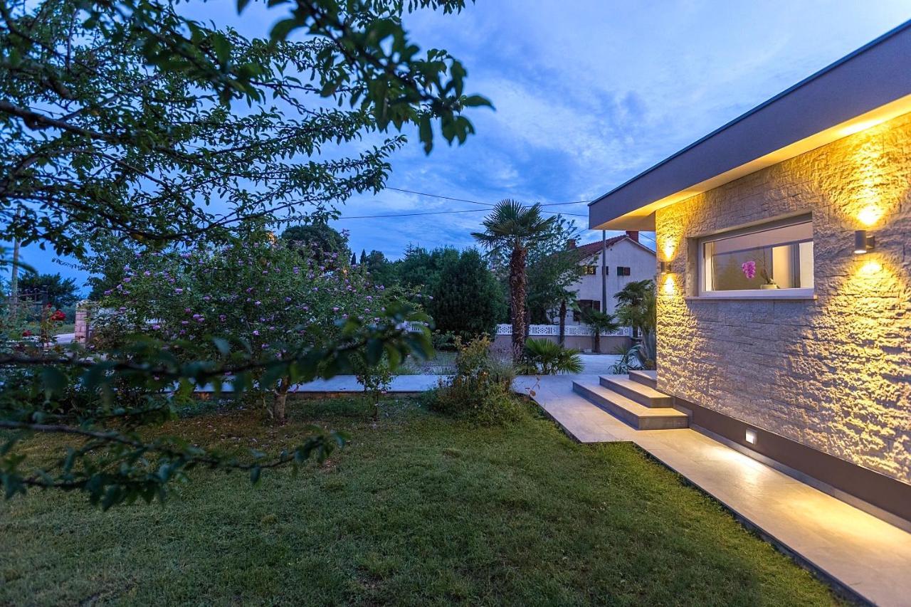Villa Viktoria Poll&Garden View Kaštelir Екстериор снимка