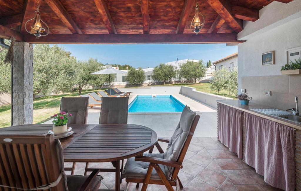 Villa Viktoria Poll&Garden View Kaštelir Екстериор снимка